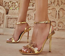 SANDÁLIA DOURADA BUTTERFLY SALTO FINO