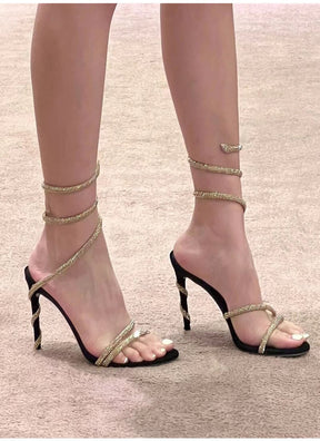 SANDÁLIA SAARA PRETA COM STRASS DOURADO