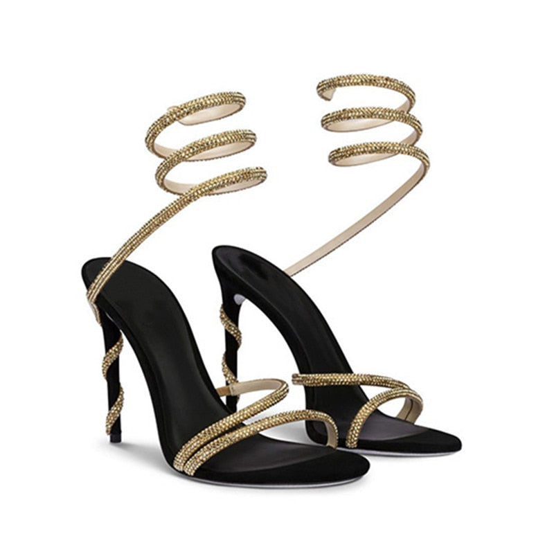 SANDÁLIA SAARA PRETA COM STRASS DOURADO