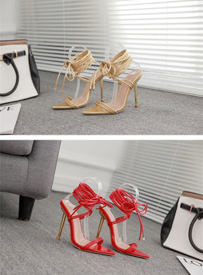 SANDÁLIA  SARA SALTO FINO DE AMARRAÇÃO DOURADA