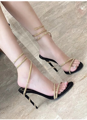 SANDÁLIA SAARA PRETA COM STRASS DOURADO