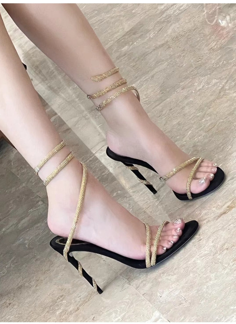 SANDÁLIA SAARA PRETA COM STRASS DOURADO