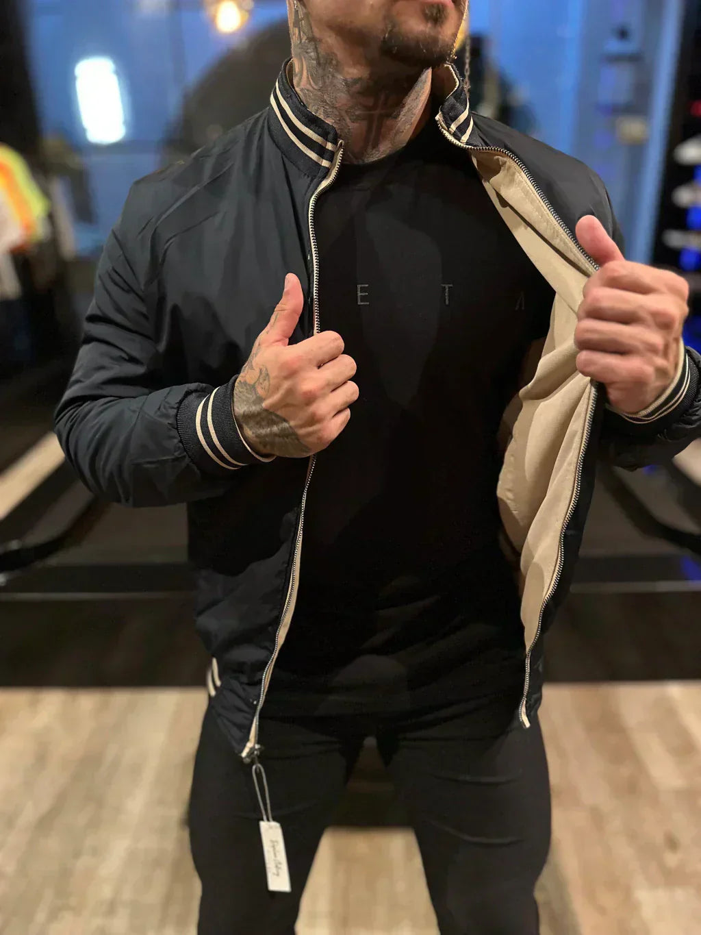 Kit 4 Calças Masculina em Sarja + 2 Jaquetas Premium Reversível Bege/Preta. Brinde Carteira + Relógio Exclusivo até Dia dos Pais